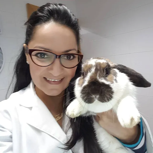 Grupo Veterinario Mascotiti mujer con conejo